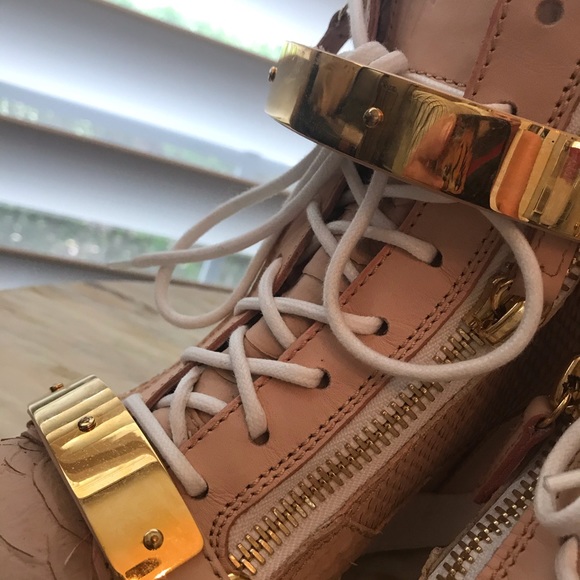 💞 Light pink & Gold G’s 💞 - Picture 7 of 8